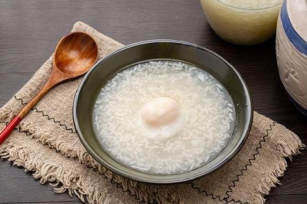 米酒开了后可以放多久 米酒放时间长了还能喝吗