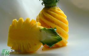 菠萝削皮可以直接吃吗？菠萝削皮直接吃有毒吗？