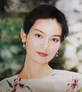 ​与潘虹相爱8年离婚，扭头追央视主持王小丫，米家山现在怎样了？