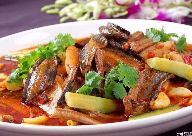 黄鳝在家里清水能养吗 黄鳝在鱼缸能长期养吗 黄鳝在家里清水能养吗 黄鳝在鱼缸能长期养吗