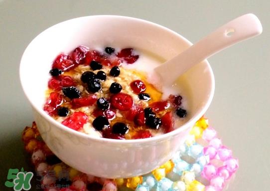 蓝莓和蜂蜜能一起吃吗?蓝莓能和蜂蜜一起吃吗? 蓝莓和蜂蜜能一起吃吗?蓝莓能和蜂蜜一起吃吗?