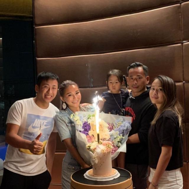 洗米华为39岁陈慧玲提前庆生晒全家福，携周柏豪共吻洗米嫂秀亲情