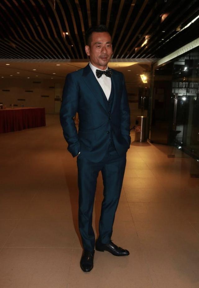 洗米华为39岁陈慧玲提前庆生晒全家福，携周柏豪共吻洗米嫂秀亲情