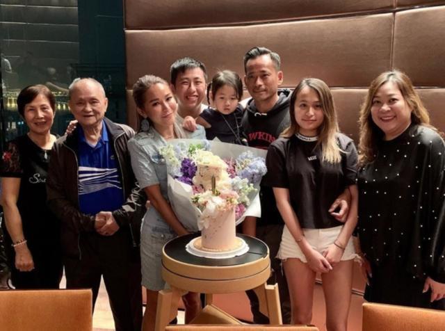 洗米华为39岁陈慧玲提前庆生晒全家福，携周柏豪共吻洗米嫂秀亲情
