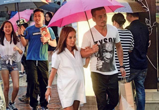 洗米华为39岁陈慧玲提前庆生晒全家福，携周柏豪共吻洗米嫂秀亲情