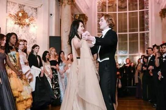 二十岁华为总裁千金：亮相世界级名媛舞会，王子都邀请她共舞