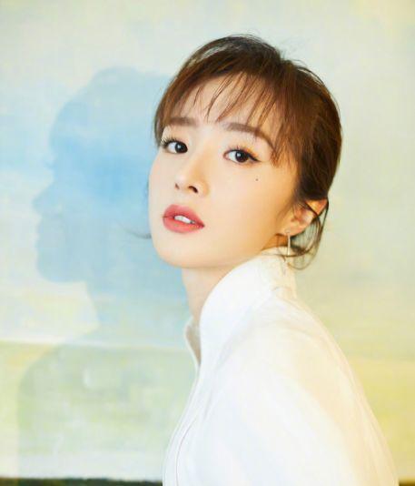 胡冰卿恋情曝光，与男友十指紧扣并肩同行