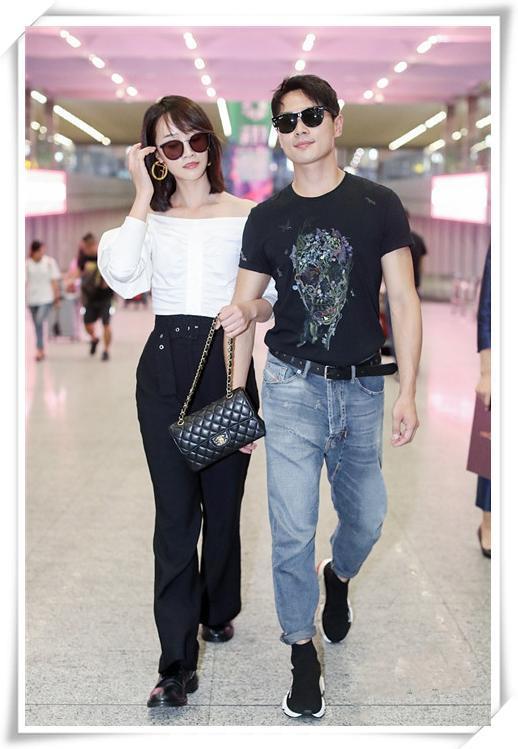 蓝盈莹和曹俊机场秀恩爱,红配黑情侣装太耀眼,女方比男方还要高