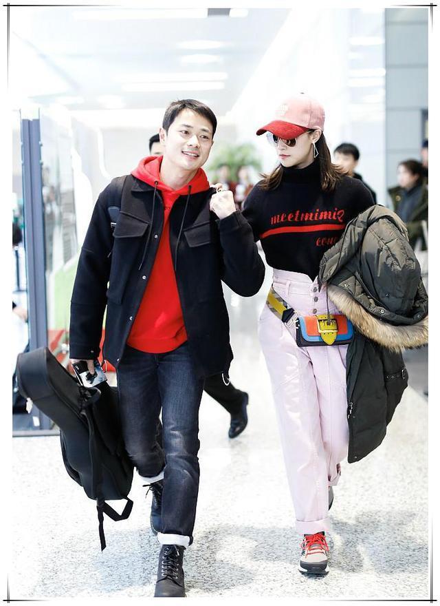 蓝盈莹和曹俊机场秀恩爱,红配黑情侣装太耀眼,女方比男方还要高