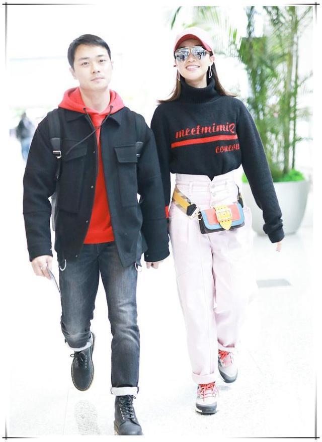 蓝盈莹和曹俊机场秀恩爱,红配黑情侣装太耀眼,女方比男方还要高