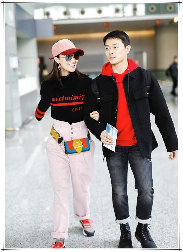 蓝盈莹和曹俊机场秀恩爱,红配黑情侣装太耀眼,女方比男方还要高