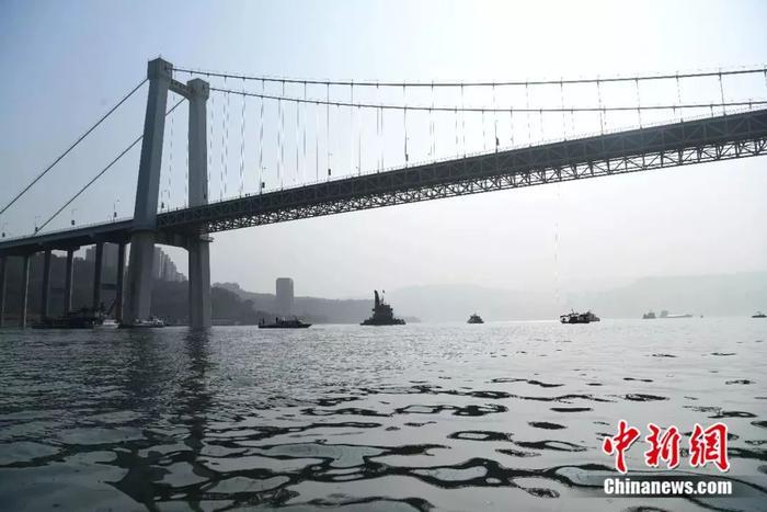 重庆公交车坠江事件初步调查 ：公交车越过中心实线撞击轿车