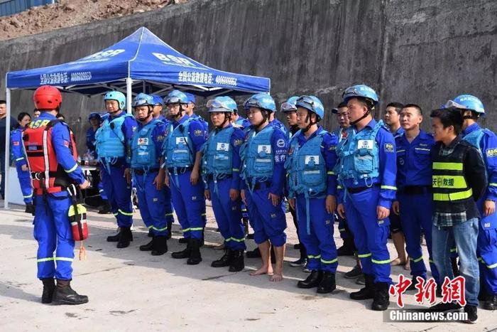 重庆公交车坠江事件初步调查 ：公交车越过中心实线撞击轿车