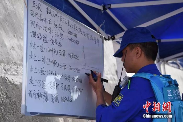 重庆公交车坠江事件初步调查 ：公交车越过中心实线撞击轿车