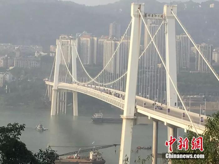 重庆公交车坠江事件初步调查 ：公交车越过中心实线撞击轿车