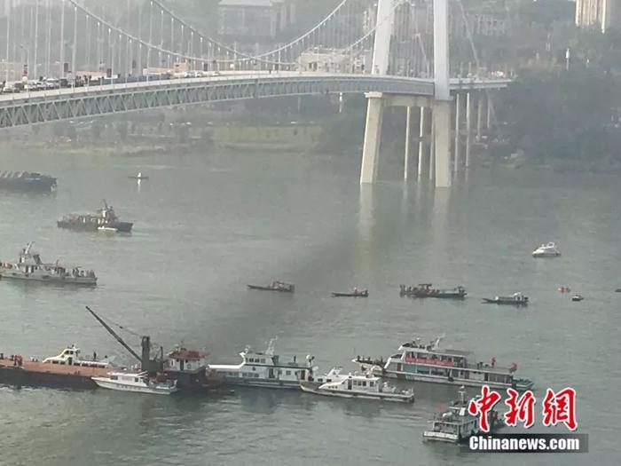重庆公交车坠江事件初步调查 ：公交车越过中心实线撞击轿车
