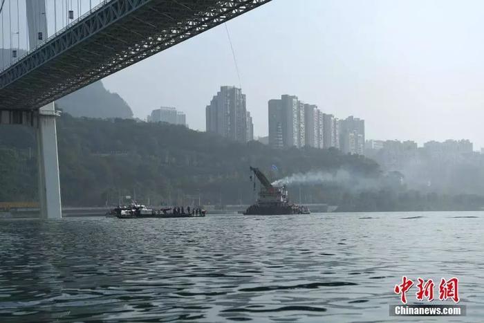 重庆公交车坠江事件初步调查 ：公交车越过中心实线撞击轿车