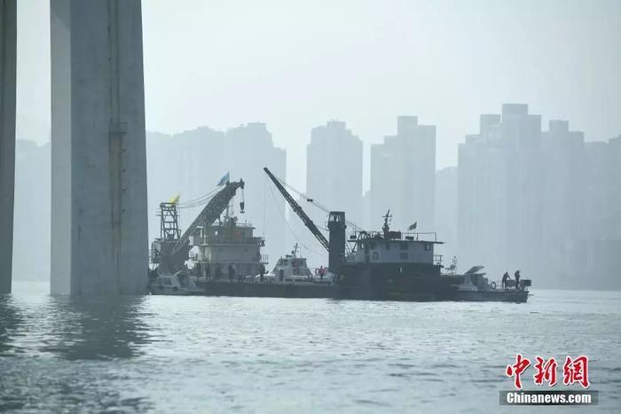 重庆公交车坠江事件初步调查 ：公交车越过中心实线撞击轿车