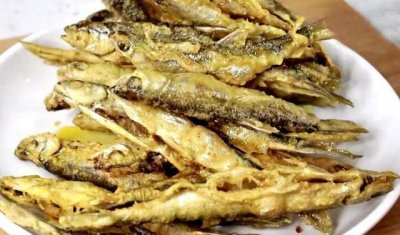 ​炸小鱼时，牢记4个小技巧，小鱼又香又酥又美味，还没有腥味
