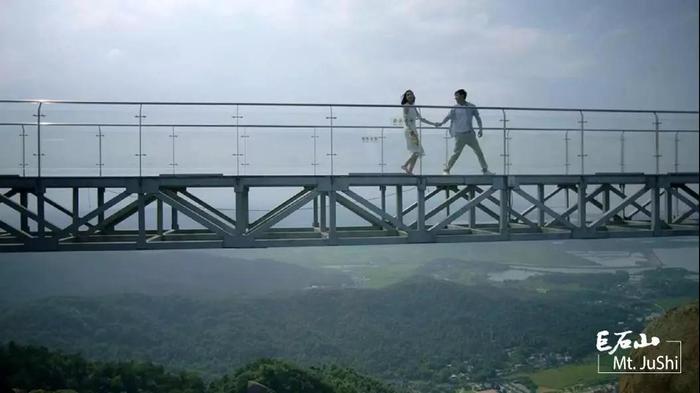 心跳指数100%! 巨石山云上玻璃滑道, 比过山车还刺激!