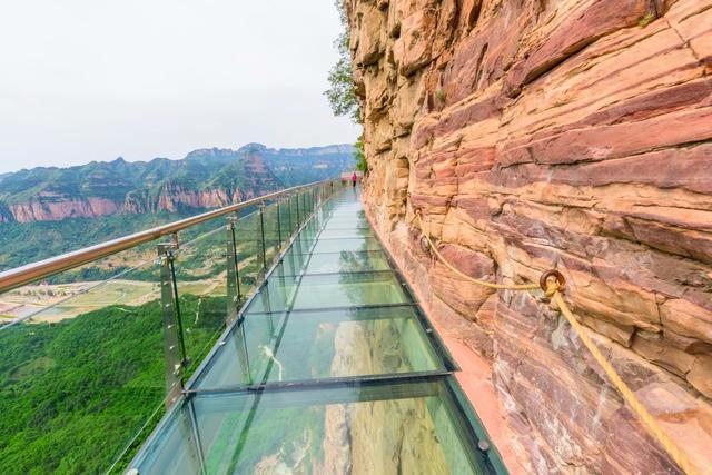 邯郸东太行悬崖峭壁上的彩虹玻璃桥,体验精彩刺激,感受河北美景