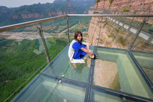 邯郸东太行悬崖峭壁上的彩虹玻璃桥,体验精彩刺激,感受河北美景