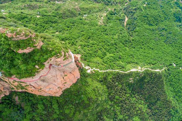 邯郸东太行悬崖峭壁上的彩虹玻璃桥,体验精彩刺激,感受河北美景