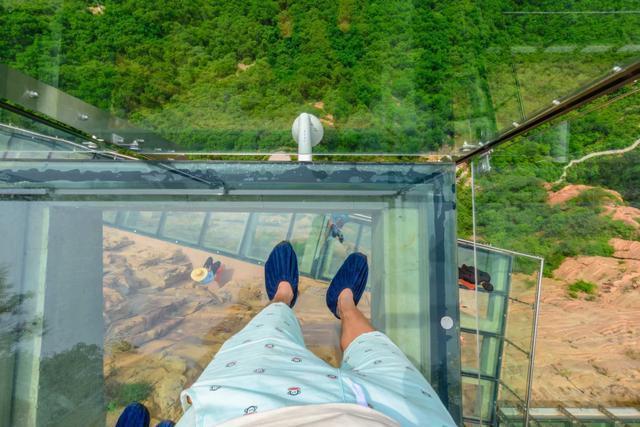 邯郸东太行悬崖峭壁上的彩虹玻璃桥,体验精彩刺激,感受河北美景