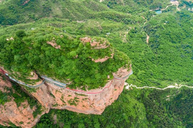 邯郸东太行悬崖峭壁上的彩虹玻璃桥,体验精彩刺激,感受河北美景