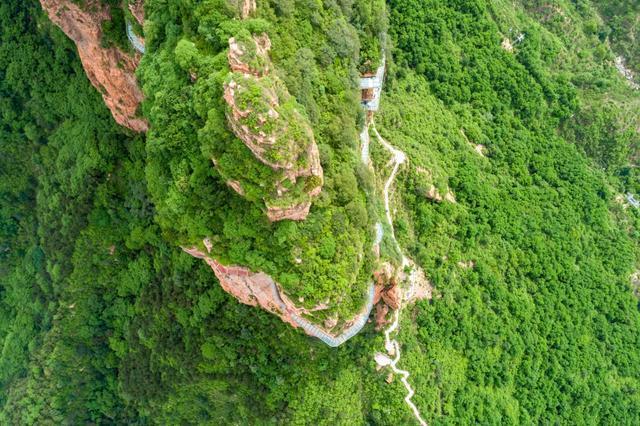 邯郸东太行悬崖峭壁上的彩虹玻璃桥,体验精彩刺激,感受河北美景
