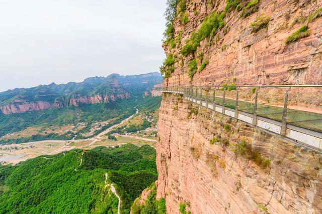 邯郸东太行悬崖峭壁上的彩虹玻璃桥,体验精彩刺激,感受河北美景