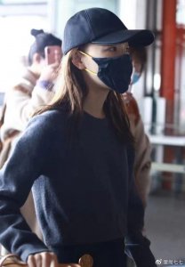 ​周冬雨出发时装周，穿露脐装腿长惊艳人，瘦太狠1尺6蛮腰好抢眼