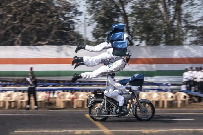 印度阅兵的压轴节目摩托特技表演，一辆摩托车能坐多少人？58人！