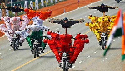 ​印度阅兵的压轴节目摩托特技表演，一辆摩托车能坐多少人？58人！