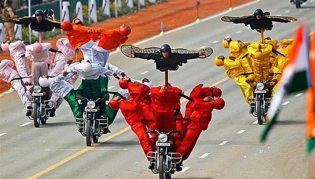 印度阅兵的压轴节目摩托特技表演，一辆摩托车能坐多少人？58人！