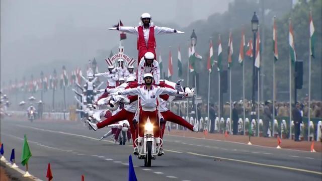 印度阅兵的压轴节目摩托特技表演，一辆摩托车能坐多少人？58人！