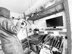 打拳击、砸电脑……“情绪屋”助减压，你需要吗？