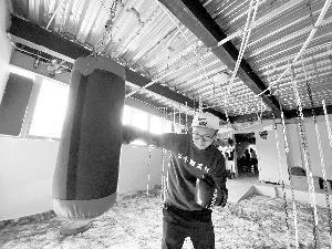 打拳击、砸电脑……“情绪屋”助减压，你需要吗？