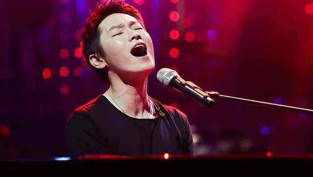 他曾是《好声音》冠军，后沦落街头卖唱，今上节目大爆选秀内幕！