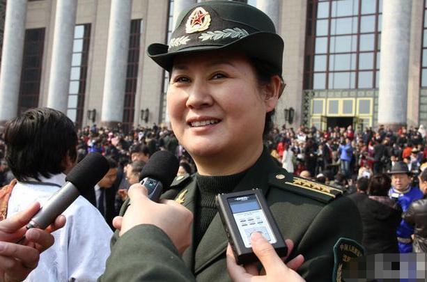 身高“1米78”的她曾是赵本山搭档，被潘长江挖走，54岁已成大校