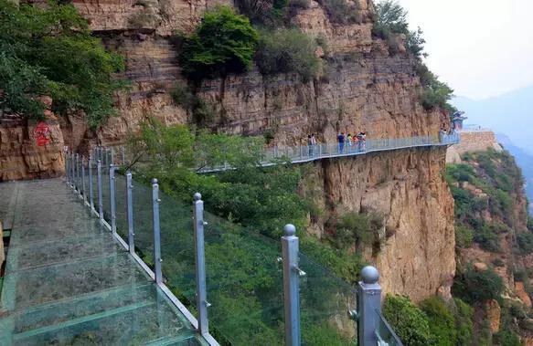 国内十大玻璃栈道，带你体验惊险刺激