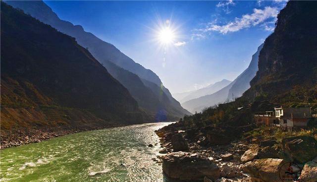 乐山又一巨佛重现，很多游客对地点都很疑惑