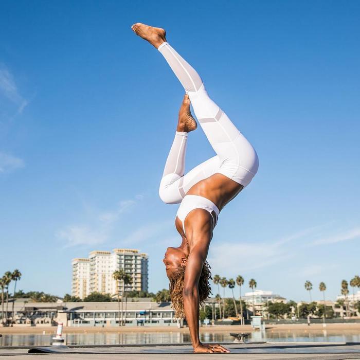 真服了钟楚曦!穿抹胸波点长裙大秀性感好身材,气质宛如仙女