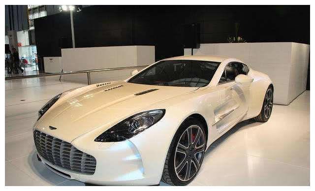 “第一网红”许华升，开300万跑车上街，副驾驶上永远是他