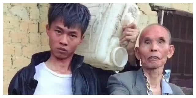 “第一网红”许华升，开300万跑车上街，副驾驶上永远是他