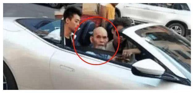 “第一网红”许华升，开300万跑车上街，副驾驶上永远是他