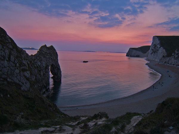 在英国侏罗纪海岸,“化石徒步”带你看1.85亿年的地球史