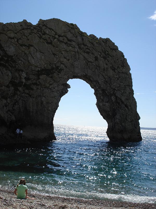 在英国侏罗纪海岸,“化石徒步”带你看1.85亿年的地球史