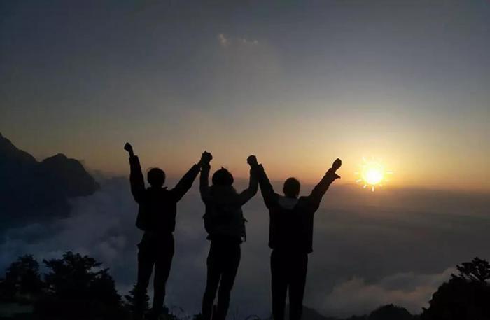 成都周边游看佛光云海的绝佳之地，彭州九峰山，更是驴友理想之地