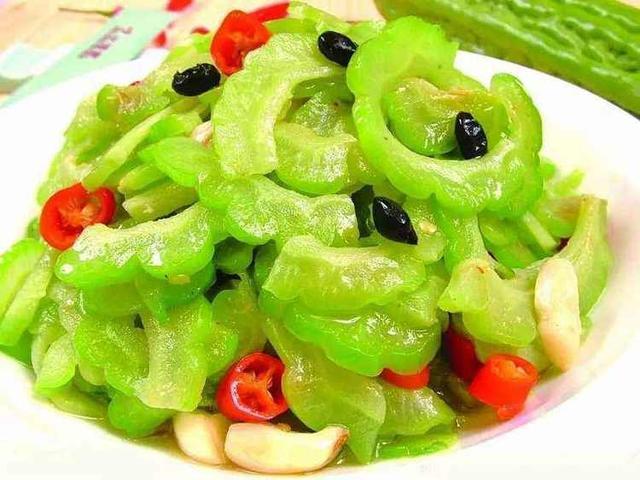 炒苦瓜前,到底要不要焯水,很多人都弄错了,难怪很苦!!